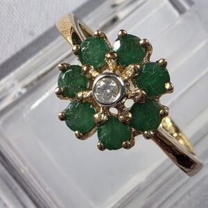 18k Gold Emerald Flower Ring Size 6.75 1.86grams